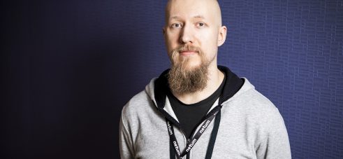 Itseoppinut koodari Joonas Nousiainen arvostaa avoimuutta työpaikalla