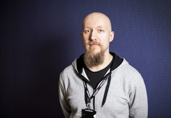 Itseoppinut koodari Joonas Nousiainen arvostaa avoimuutta työpaikalla