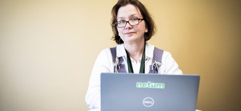 Ravintolasaleista Javan pariin – koodari Heli Loitomaan unelmatyö löytyi mutkan kautta