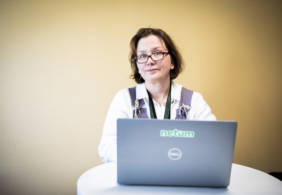 Ravintolasaleista Javan pariin – koodari Heli Loitomaan unelmatyö löytyi mutkan kautta