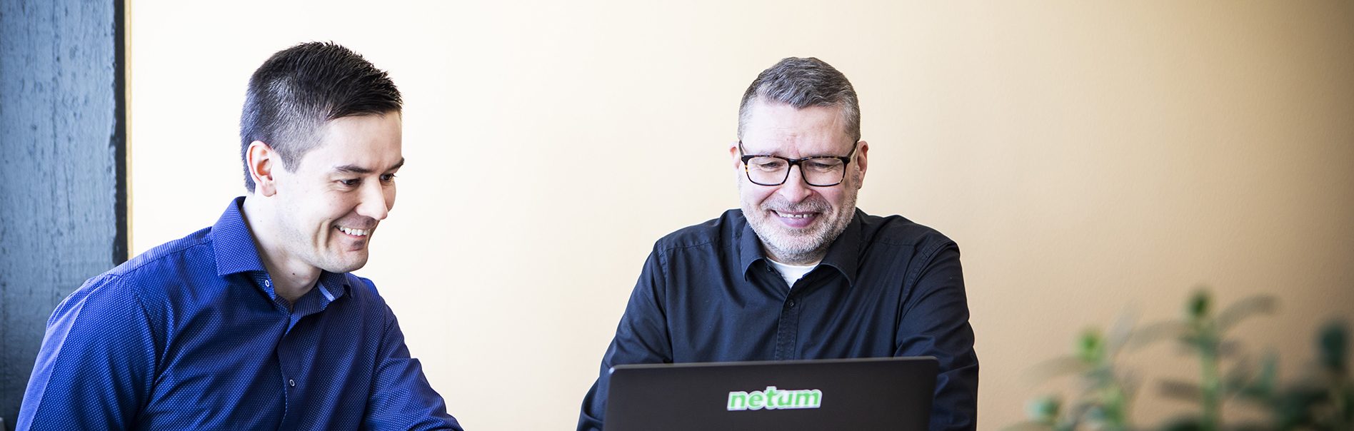 Netumin case-kuvaukset, Netumin toimisto 16.4.2021 Netumin järjestelmäasiantuntijat Valtteri Vilavuo (kuvassa vasemmalla) ja Tero Hietanen ovat URA VDI:n kehitystyön myötä saaneet näköalapaikan hallituksen merkittävään työllisyyshankkeeseen.