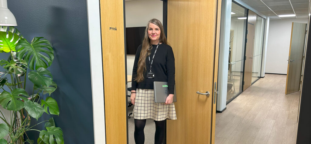 Henkilö toimiston käytävällä.