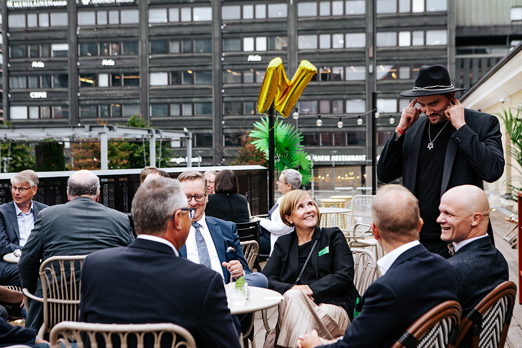 Juhlavieraat ja taikuri.