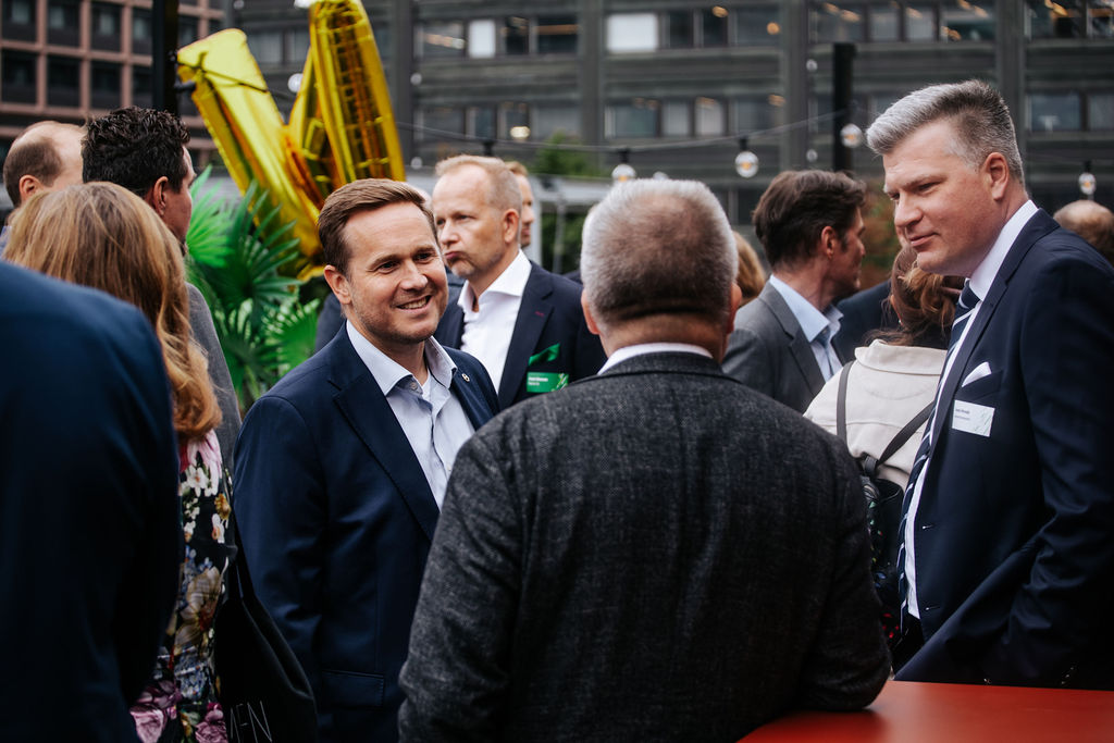 Juhlavieraita terassilla.