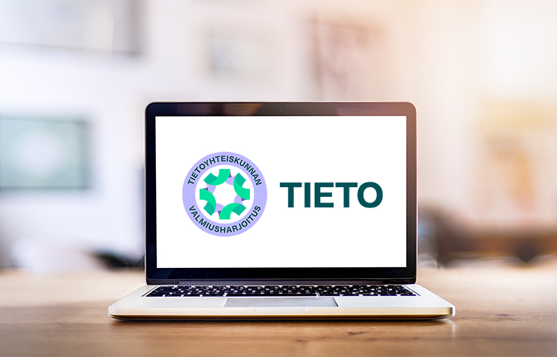 TIETO26 logo kannettavan tietokoneen näytöllä.